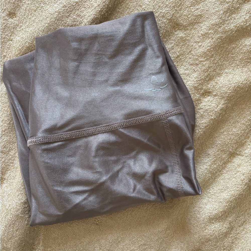 Beyond Yoga High-Rise Leggings in Taupe Metallic